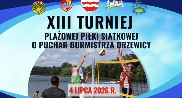 Plakat informujący o XIII Turnieju Plażowej Piłki Siatkowej o Puchar Burmistrza Drzewicy. W górnej części grafiki logotypy organizatorów i partnerów oraz duży, ciemny napis z nazwą wydarzenia. W centrum zdjęcie zawodników przy siatce podczas meczu siatkówki plażowej nad jeziorem. Poniżej na jasnym tle czerwona data: 4 lipca 2026 r.