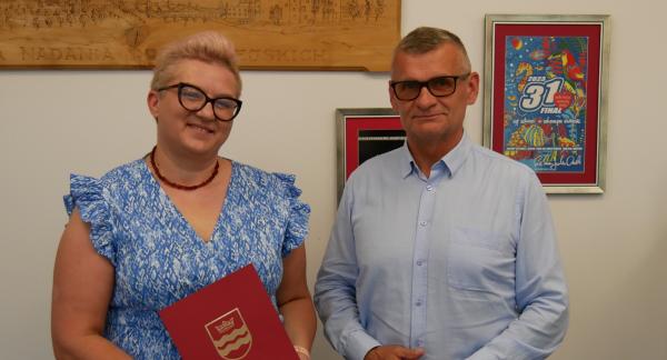 Burmistrz Drzewicy oraz Sołtys Miejscowości Werówka podczas uroczystego wręczenia aktu mianowania